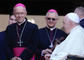 Arcibiskup Peta a biskup Schneider odpovedajú pápežovi Františkovi na otázku požehnania homosexuálnych zväzkov.